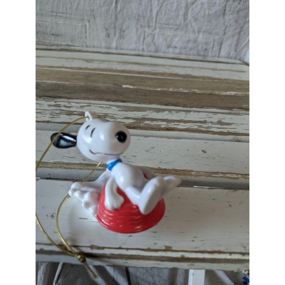 United features Snoopy dog bowl sledding ornament - Picture 6 of 7